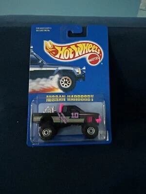 HOT WHEELS TARJETA AZUL COLECCIONISTA # 131 CARROCERÍA RÍGIDA NISSAN NEGRA CON INTERIOR ROSA Foto 1 de 3