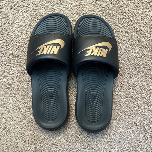 Pantofole Nike donna Victori One Slides CN9677 001 nero bronzo taglia US12