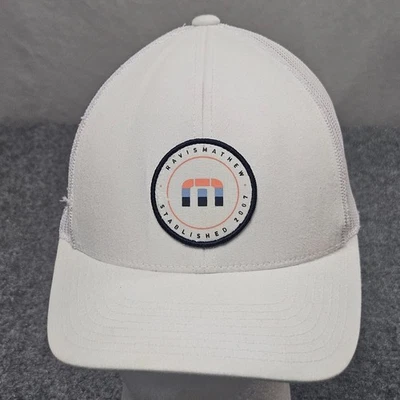 Gorra de camionero Travis Mathew blanca de malla con logotipo parche de golf informal Foto 1 de 4