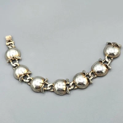 Brazalete de eslabones de granada Repousse de plata de ley firmado por Napier de la década de 1940 7" 46,4 g Foto 1 de 4
