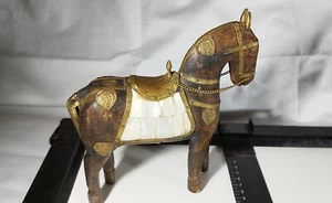 Estatuilla vintage caballo madera en cobre y perla - Imagen 1 de 7