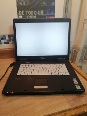 Fujistu V2045  Enciende con Pantalla Blanca Averiado Para Piezas - Imagen 1 de 4