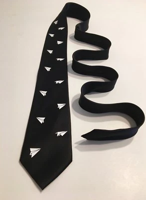 Diseño de avión de papel en una corbata, realmente genial y divertido Foto 1 de 4