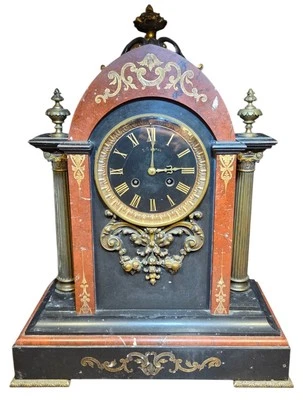 RELOJ FRANCÉS ANTIGUO SIGLO XIX MANTO MÁRMOL NEGRO Y ROJO COLUMNAS ORNAMENTADAS  Foto 1 de 4