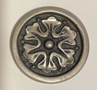 Bolsa de 50 piezas de azulejos de pared con acento medallón de resina color peltre metálico sin usar Foto 1 de 4