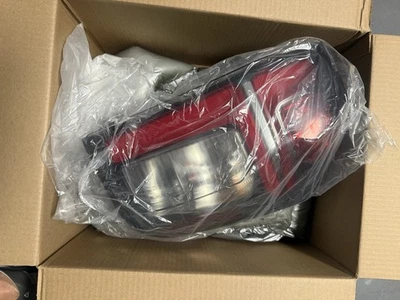 Luz trasera derecha Chevrolet Suburban Tahoe 2021-2024 OEM 85618752 Foto 1 de 4