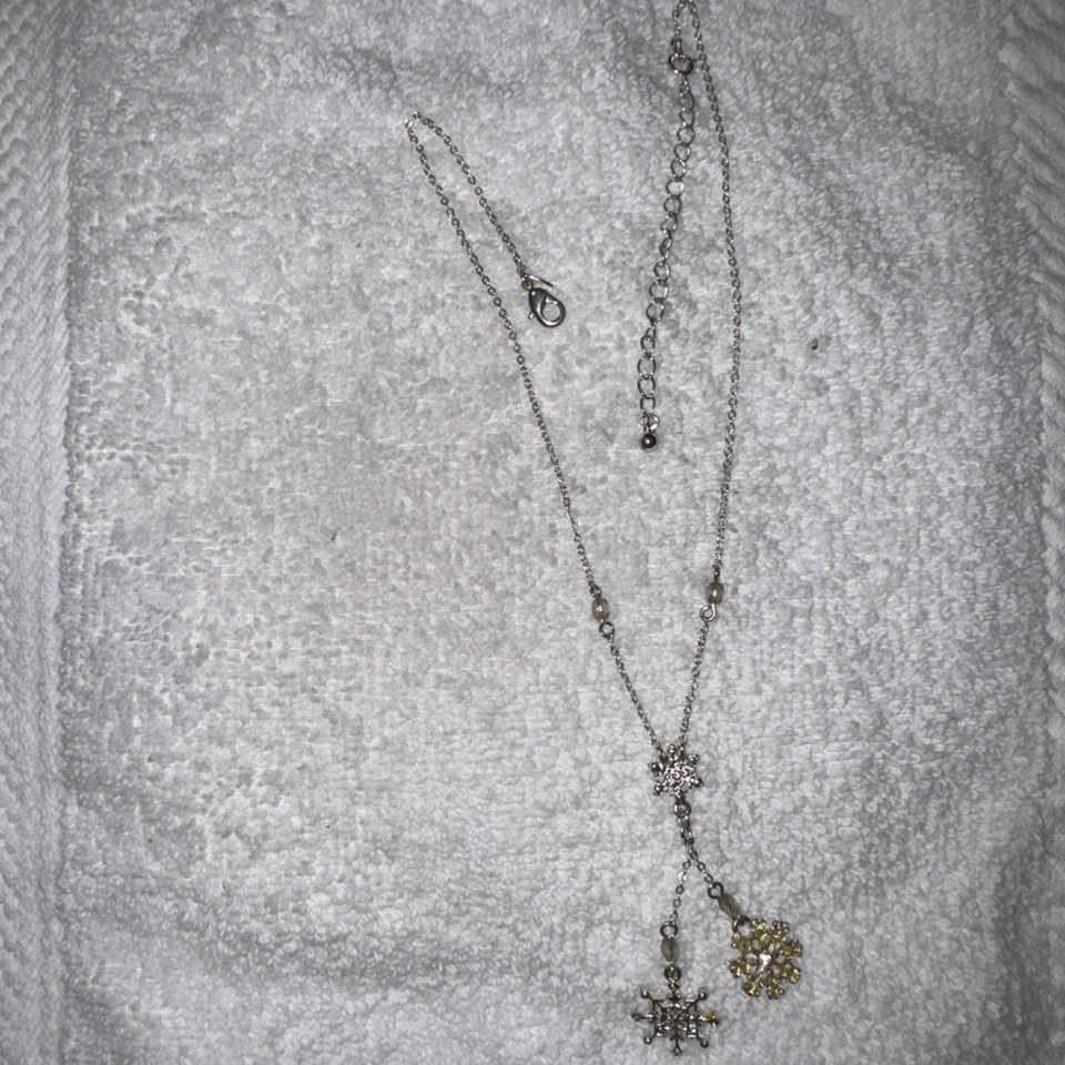 Collar plateado 16 con cristales colgantes de copos de nieve para mujer Foto 1 de 4