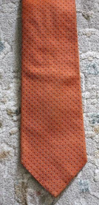 HERREN SEIDENKRAWATTE TOMMY HILFIGER ORANGE/GEOMETRISCHER DRUCK BREITE: 3,25" LÄNGE: 57" - Bild 1 von 6