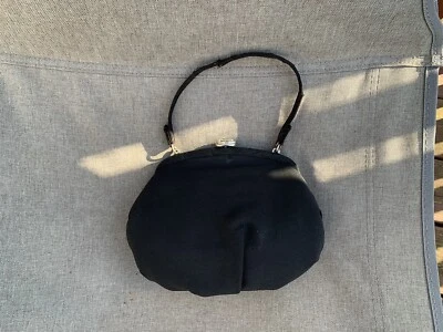 Monedero de noche vintage de tela crepé negro, broche de diamante sintético años 30' 40 Foto 1 de 4