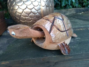 Tortuga de coco tallada a mano con cabeza bobbing estante de regalo cuidador - Imagen 1 de 12