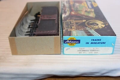 HO Scale Athearn 40' Box Car, Undecorated, Brown, Heavy Weathered #1207 - Image 1 of 3