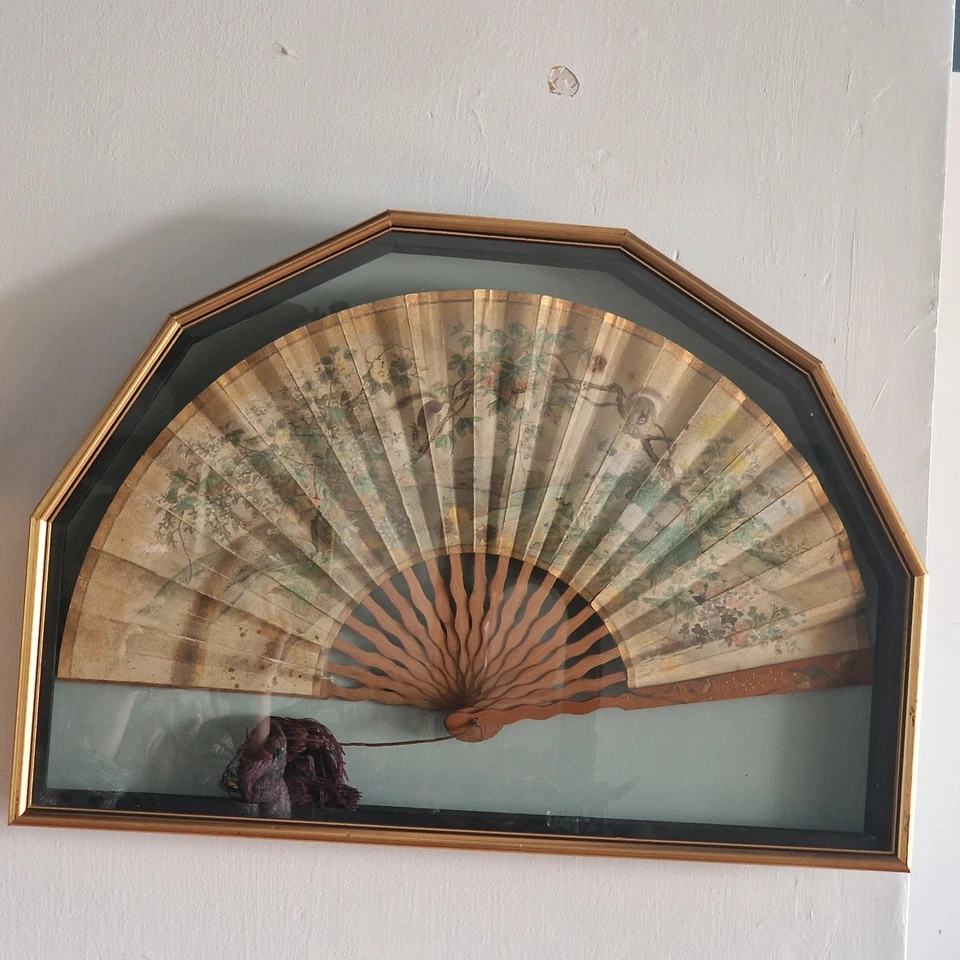 Antiguo abanico de mano de exportación chino enmarcado pintado a mano decoración floral Foto 1 de 1