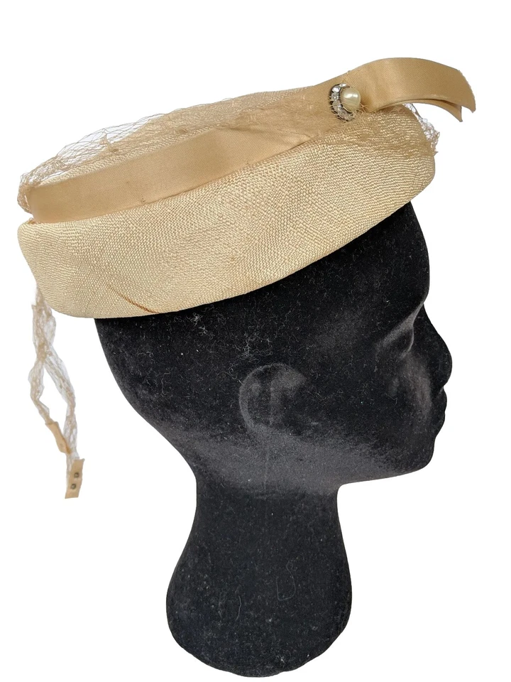 Sombrero tocado vintage para mujer red estrás acento adorno iglesia de mediados de siglo EE. UU. Foto 1 de 4