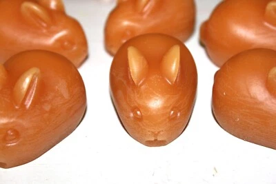 CARAMELO MALVAVISCO Perfumado Hecho a Mano Conejos de Pascua Tartas de Cera Derretir Bandeja Decoración Foto 1 de 2