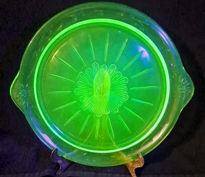 VINTAGE 30'S URANIUM/VASELINE  10"CAKE PLATE FLORAL TENDRIL - Picture 1 of 6