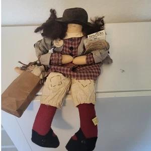 Bambola folk da collezione Attic Babies QVC Dollie Boots seduta decorativa Rag Doll - Foto 1 di 9