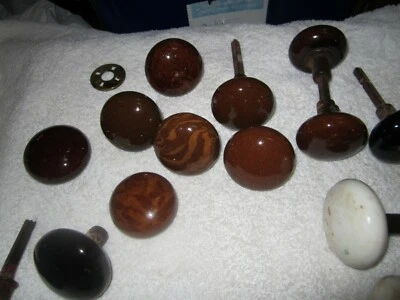 Antiguo grupo de perillas de puerta de cerámica, remolino de porcelana, latón/estaño ¡Cómpralo ahora! Foto 1 de 4