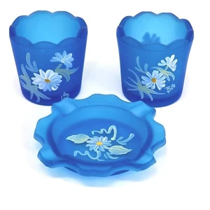 LOTE de candelabros y ceniceros de vidrio confederado pintado a mano floral azul satinado  - Imagen 1 de 17