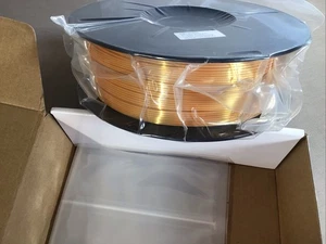 Filamento para impresora 3D Amazon Basics SILK PLA, 1,75 mm, 1 kg dorado - Imagen 1 de 2