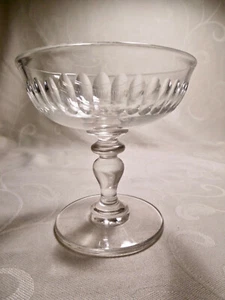 BELLE COUPE ANCIENNE EN VERRE SOUFFLÉ ET TAILLÉ - Ø 10,7 cm - Ht 10,7 cm - Imagen 1 de 6
