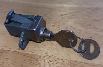 Cerradura y llave de guantera Hurd para varios Ford Lincoln Mercury principios de 1940’s NOS Foto 1 de 4