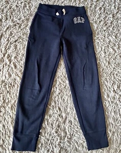 NEU GAP Jogginghose in dunkelblau Gr. 140 (L = 10 Jahre) - Bild 1 von 3
