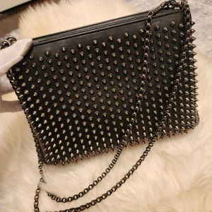 Borsa a tracolla Christian Louboutin TRILOUBI borchie a punta 2 vie nera USATA - Foto 1 di 24