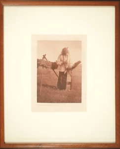 Fotograbado enmarcado CABEZA DE ALCE EN LA PIPA SAGRADA PAQUETE Edward S. Curtis 1907 - Imagen 1 de 1