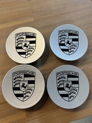 4 pezzi Porsche copricerchio/coprimozzo 993.361.303.11 - nuovo - Immagine 1 di 3