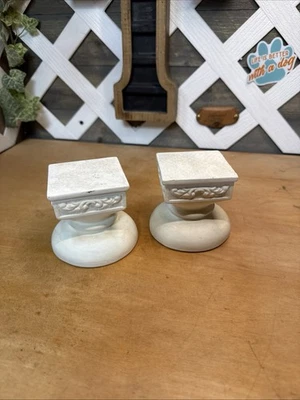 Par de candelabros de pedestal de porcelana Foto 1 de 3