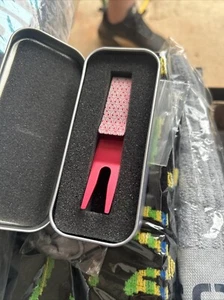 NEW RARE Scotty Cameron 2023 Clip Casino Floor Bright Dip Red Divot / Pivot Tool - Picture 1 of 4