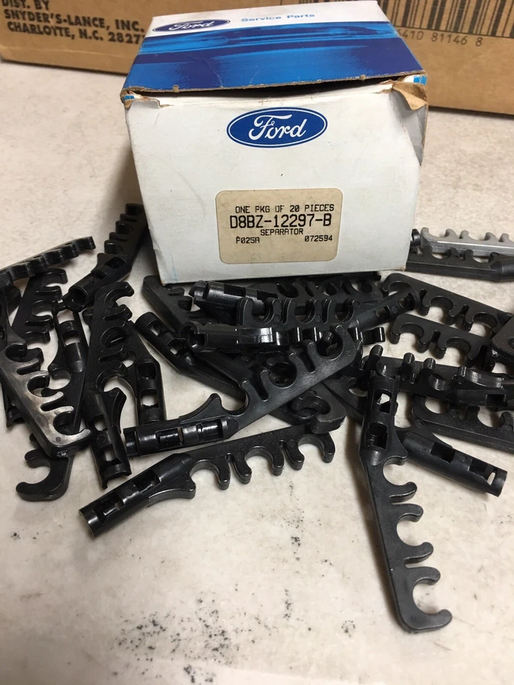 34 ПОДЛИННЫЙ НОВЫЙ D8BZ12297B 1978-1982 FORD & MUSTANG СВЕЧИ ЗАЖИГАНИЯ ПРОВОДА СЕПАРАТОРЫ - Изображение 1 из 1