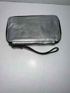 Cartera de vacaciones Aimee Kestenberg Stone plateada metálica con cremallera mini - Imagen 1 de 3