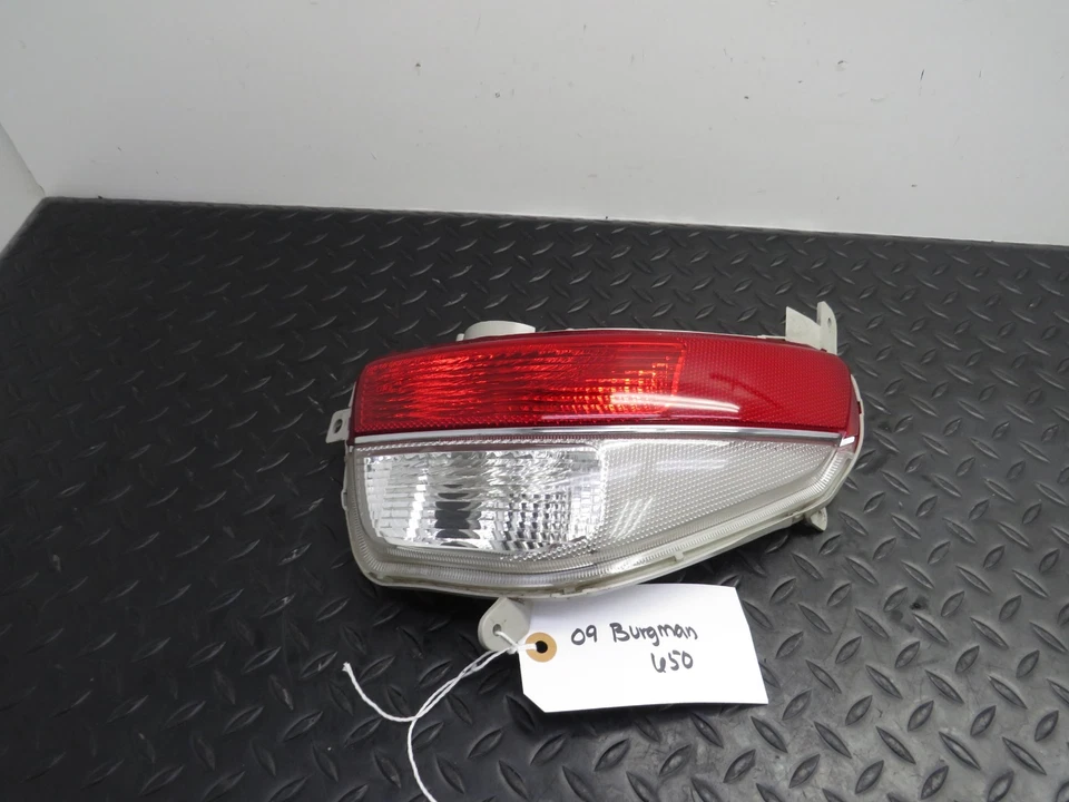 06-09 铃木 BURGMAN 650 AN650 ADVENTURE 原始设备制造商前塑料腿盖鼻烤架 — 第 1/4 张图片