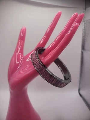 Brazalete Brazalete Vintage Premier Designs Rosa Imitación Escalas Tono Gris Bisagras Foto 1 de 4