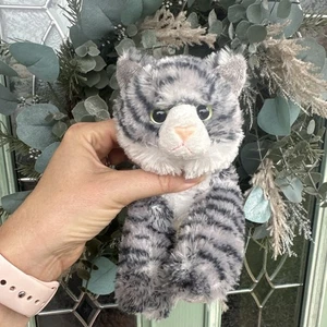 Juguete de peluche suave gris gato atigrado Aurora de 7" de alto gorro - Imagen 1 de 11