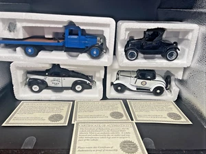Juego de 4 piezas - Coches de policía de 1932 y 40, modelo T Runabout de 1925 y plataforma 34 nuevos en caja 1/32 - Imagen 1 de 10