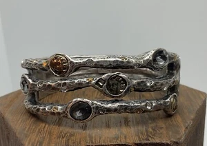 "ABRAZADERA DE ESTRÁS TRIPLE MARTILLADA CAPRI TONO PLATA ANCHO TAT2 DESIGNS se adapta a 6,25""" - Imagen 1 de 5