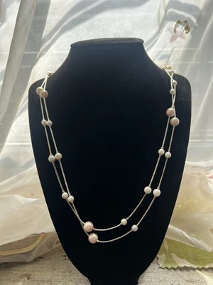 Collar tono plata con cuentas de acrílico gris y perlas de imitación marfil. 32" Foto 1 de 4