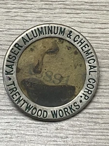 VINTAGE, VERALTETES KAISER ALUMINIUM & CHEMICAL CORP. MITARBEITERAUSWEIS ABZEICHEN - Bild 1 von 4