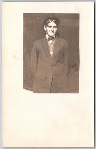 RPPC Joven con Pajarita y Sombrero de Bowler - Foto Real 1907-1918 Postal - Imagen 1 de 3