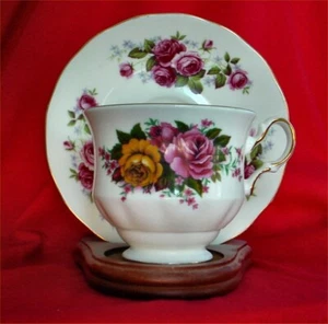 Queen Anne Bone China ENGLAND Cup & Saucer - Roses - Picture 1 of 3