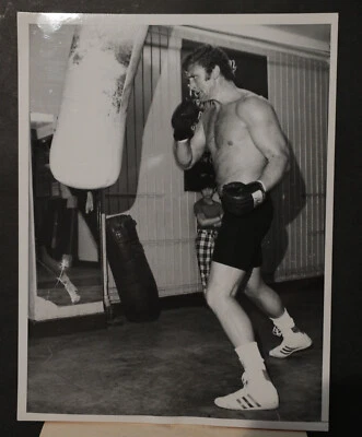 Boxing, Joe Bugner 1975 Press Photograph 7x9, b/w - Image 1 of 2