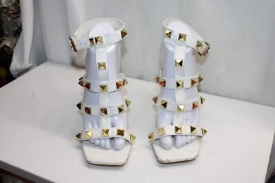 Tacones de aguja de gladiador con tachuelas punta cuadrada abierta blanca y dorada ROUGE 7,5 Foto 1 de 4