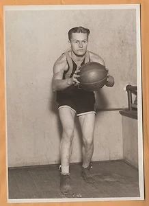 Original basketball newspaper photo 1920s "Bill Graham" classic image w/ball - Picture 1 of 1