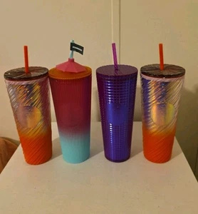 Lotto di 4 bicchieri Starbucks vari 24 oz con coperchi e cannucce.  - Foto 1 di 5