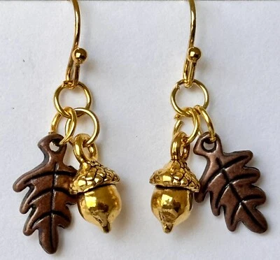 Pendientes pequeños de hoja de cobre y bellota dorada. Naturaleza. Fall Foto 1 de 3