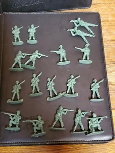 Army Men 18 Large Plastic Greenbrier International Green Battle Soldiers 4in war - Picture 1 of 10