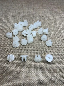 25 Auveco 22564 License Plate Grommet for Hyundai 14910-04000, 92561-25000 - Imagen 1 de 2