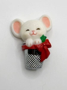 Vintage Weihnachtsmaus im Fingerhut Brosche 80er Jahre Punze Feiertag Anstecknadel - Bild 1 von 2